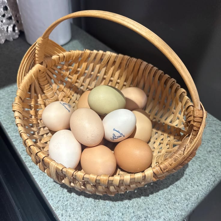 Un panier remplit d'oeufs Œufs frais à la ferme Chapeau de Paille